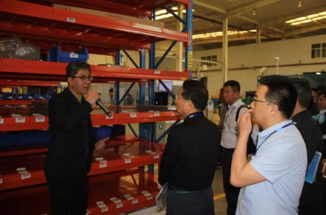 General manager Liang listened carefully to the experience shared by CRRC Nanjing Puzhen vehicle logistics manager